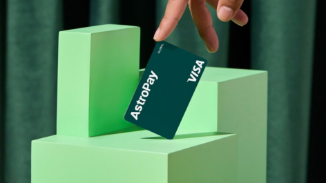 Aproveite a queda do dólar para pedir o cartão AstroPay com IOF zero e ganhar até R$ 410 de cashback em compras
