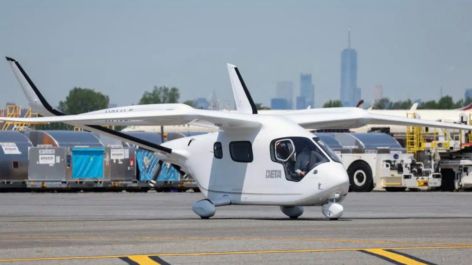 Avião elétrico com passageiros faz história ao pousar no Aeroporto JFK, em Nova York