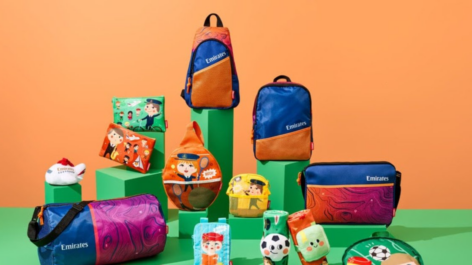 Emirates lança nova linha de brinquedos e bolsas infantis para crianças a bordo