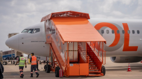 GOL lança escada com elevador pioneira na América Latina para embarque acessível