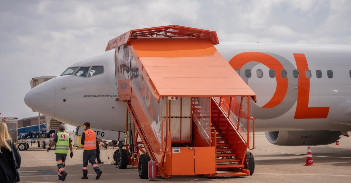 GOL lança escada com elevador pioneira na América Latina para embarque acessível