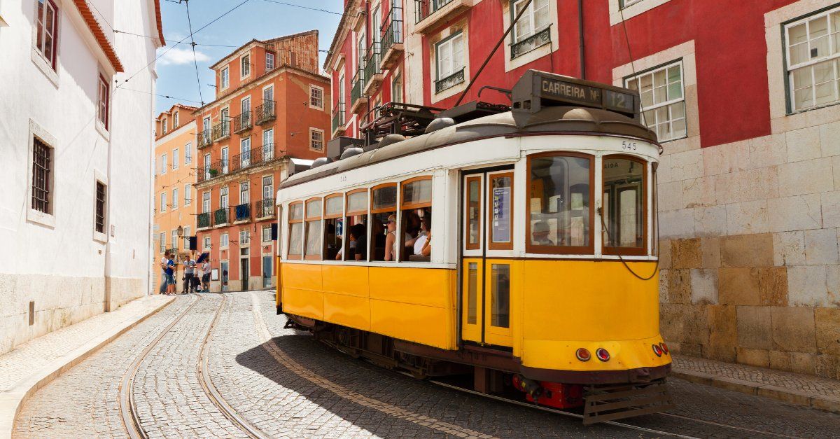 bondinho amarelo em Lisboa