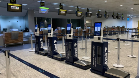 Azul instala totens de autosserviço nos aeroportos de Manaus e Santos Dumont