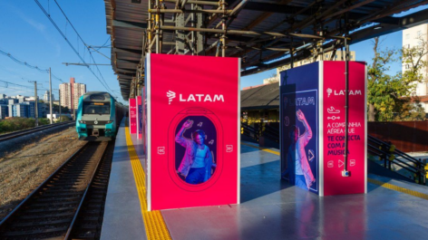Estação de trem do The Town 2025 ganha identidade visual da LATAM